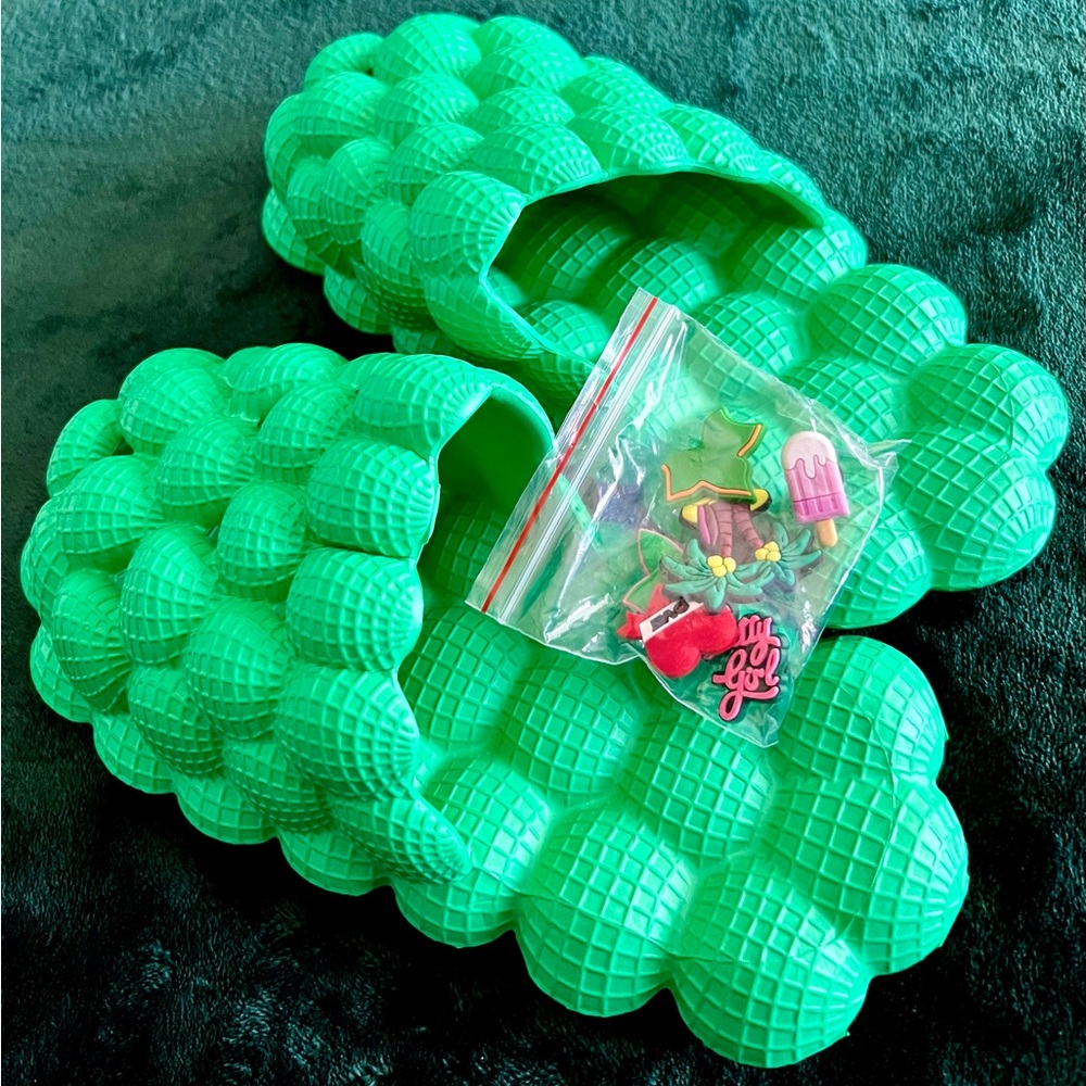 Closed Toe Bubble Slides w| 6 Charms